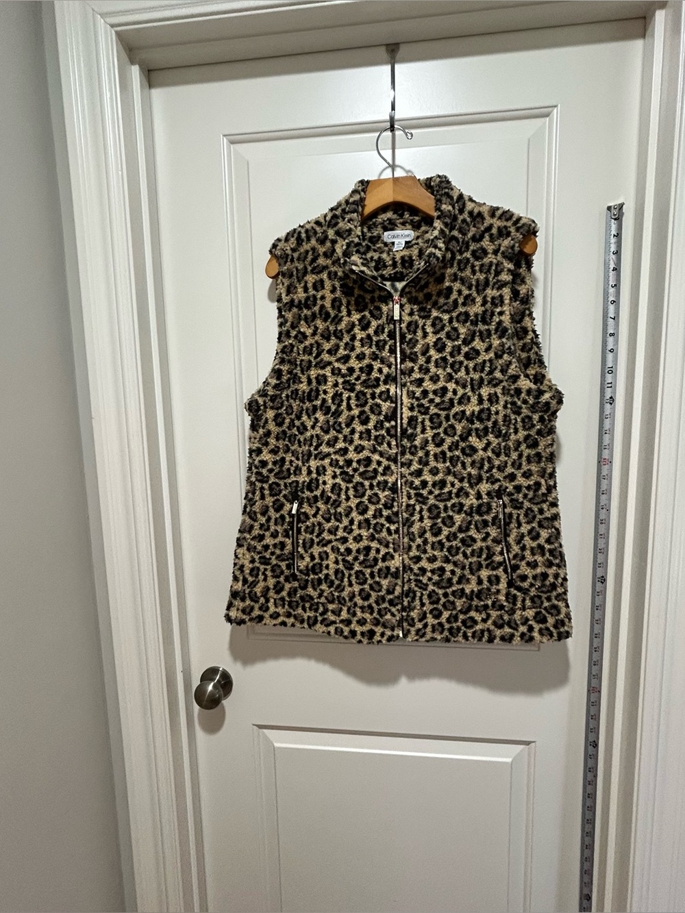 Calvin Klein women’s size XL Leopard Print Faux Fur Zip Vest - 2 pockets. Soft!